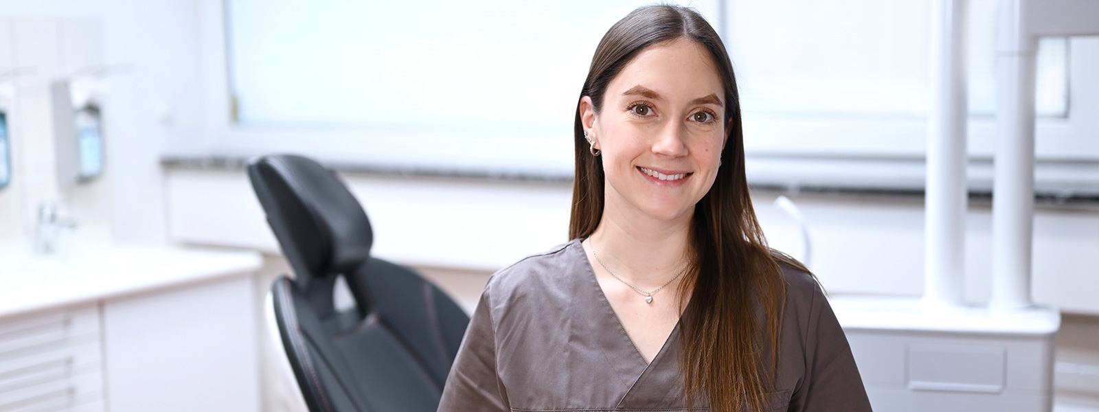 Zahnärztin Henrike Kömpel in Lauterbach und Storndorf